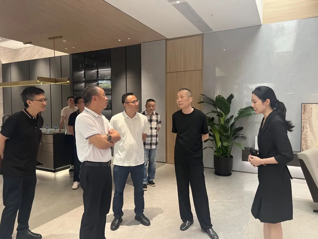 共话家居发展新趋势｜湖南千思装饰集团张董一行莅临鹰牌总部参观交流