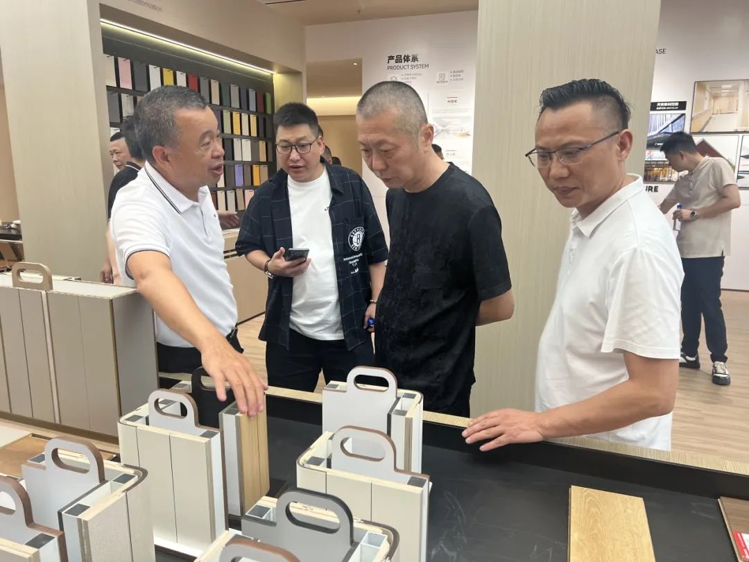 共话家居发展新趋势｜湖南千思装饰集团张董一行莅临鹰牌总部参观交流(图5)